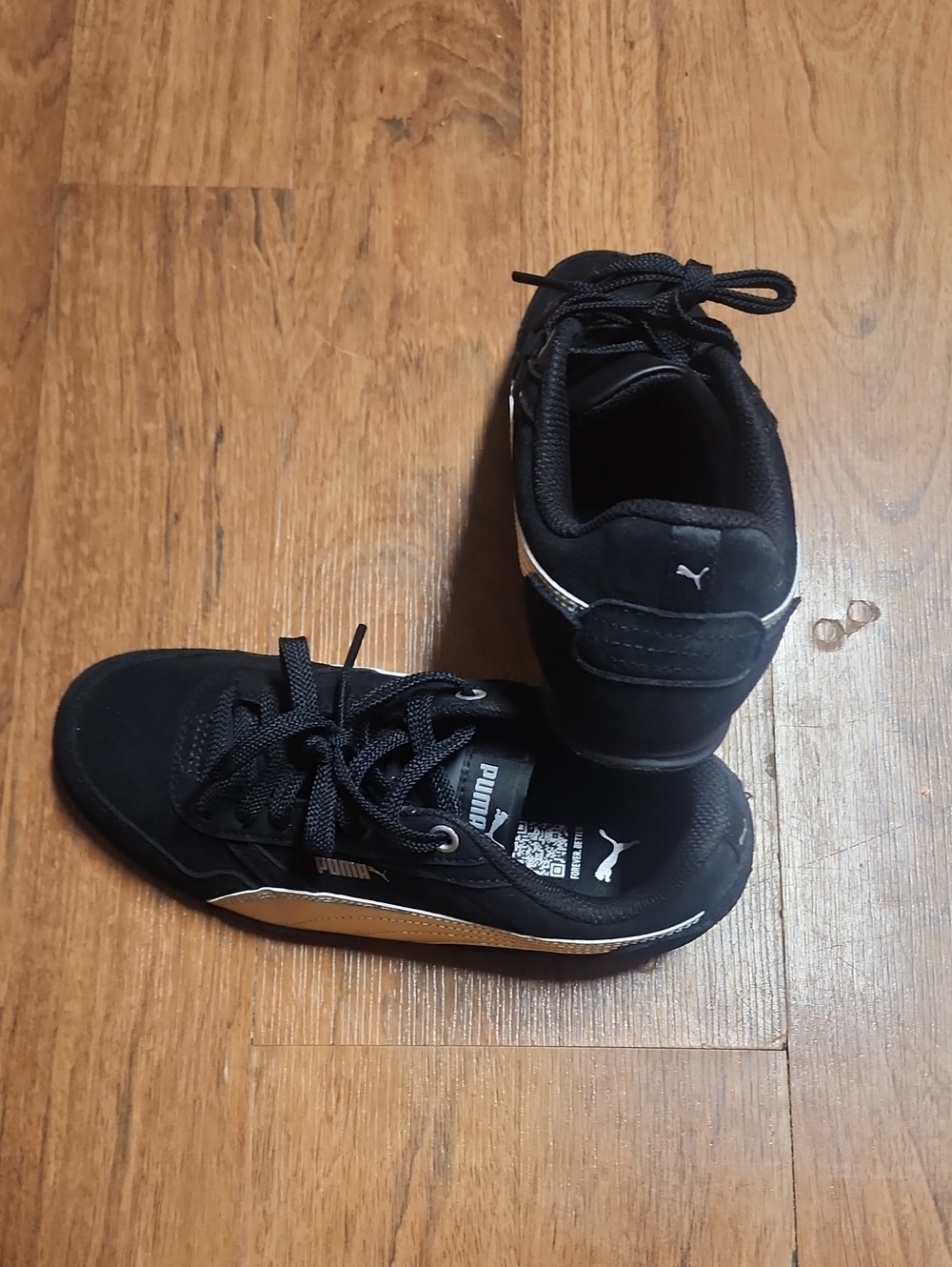 Puma Womens Black Sneakers with Silver Stripe